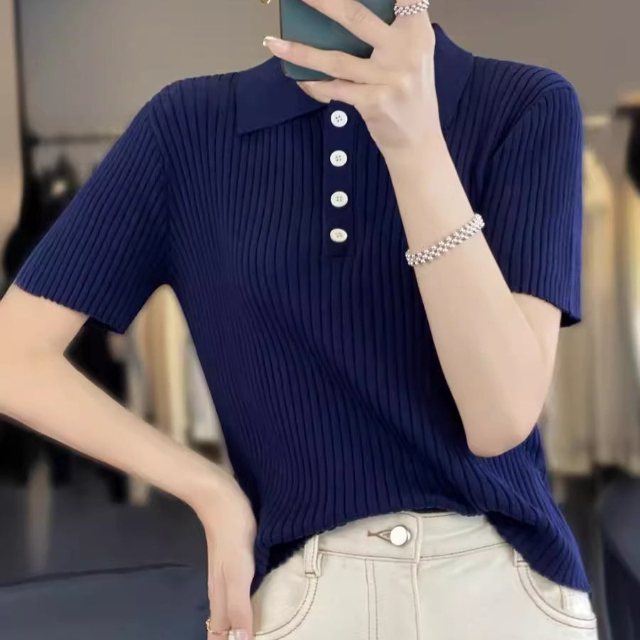 Marineblaues, hohl gestreiftes Kurzarm Polo-Shirt