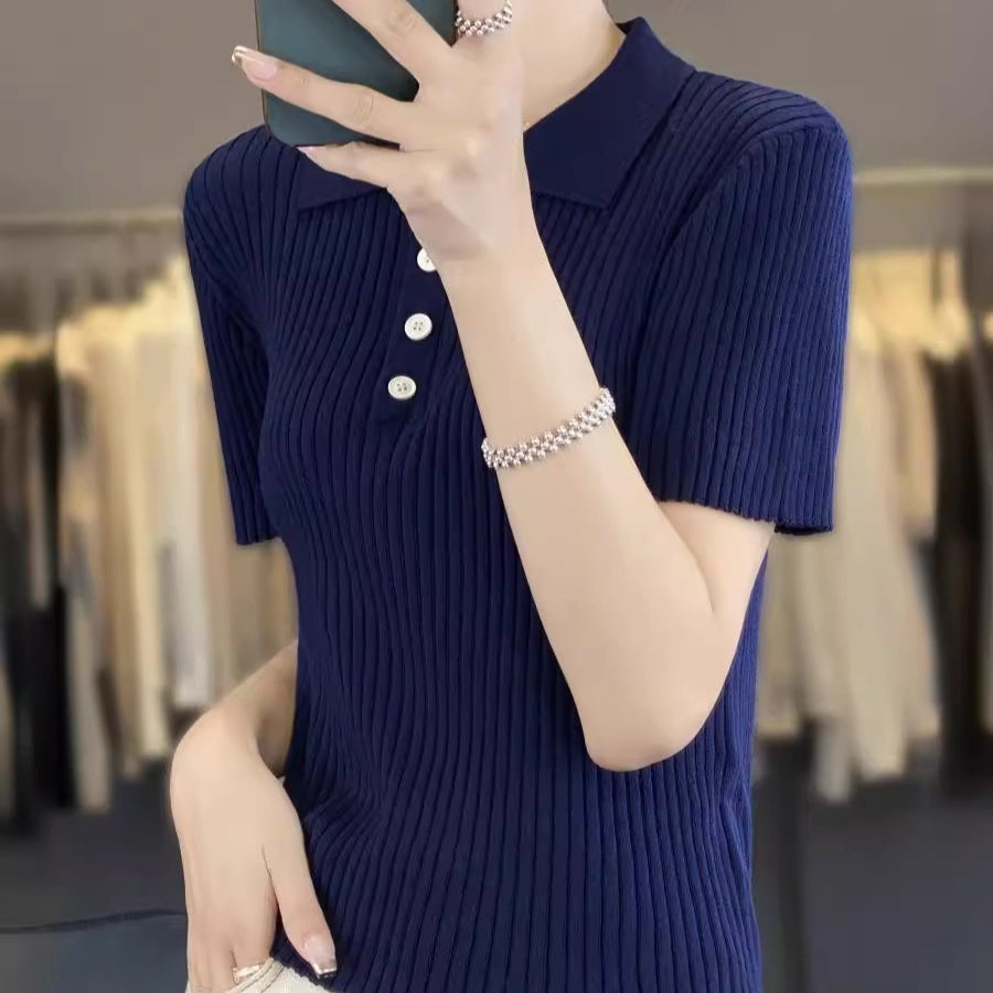 Marineblaues, hohl gestreiftes Kurzarm Polo-Shirt