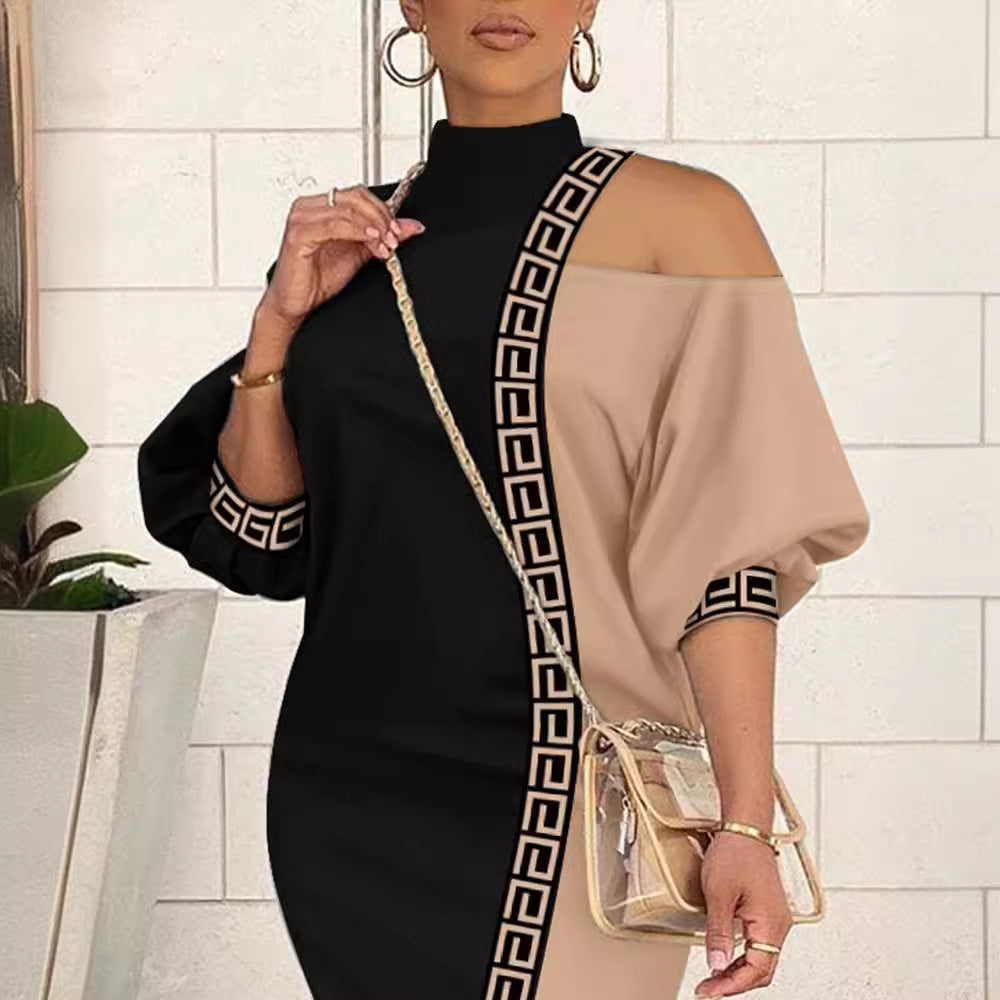 Schulterfreies Kleid in Kontrastfarbe