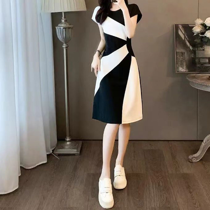 Temperamentvolles, tailliertes, schlankmachendes Freizeitkleid