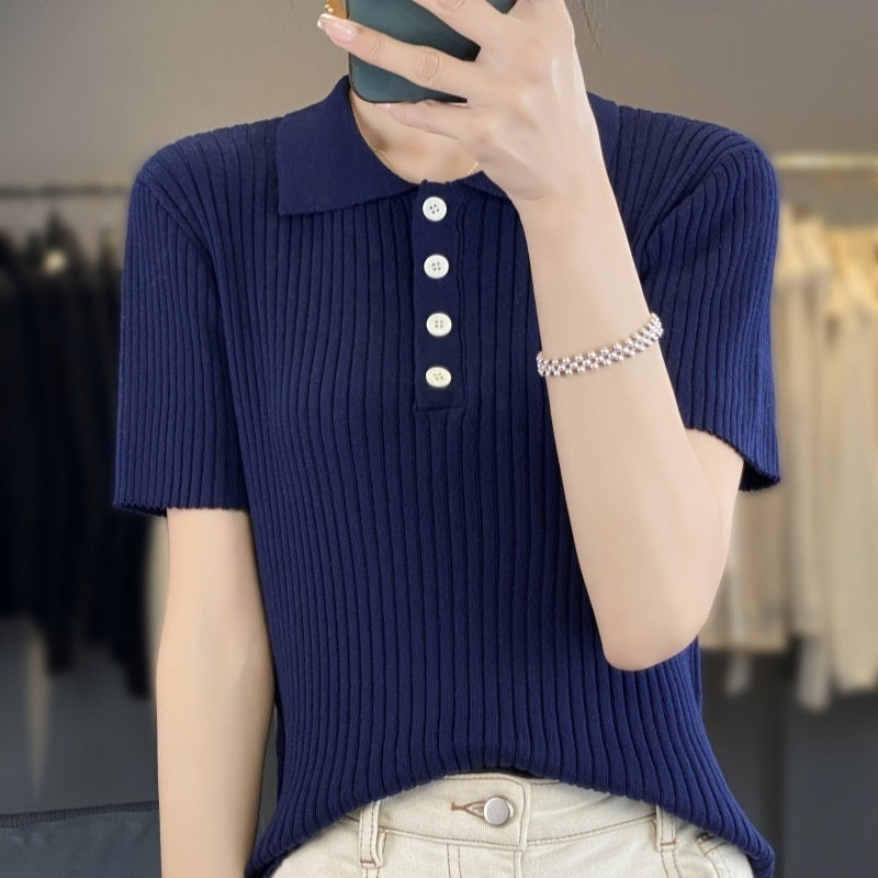 Marineblaues, hohl gestreiftes Kurzarm Polo-Shirt