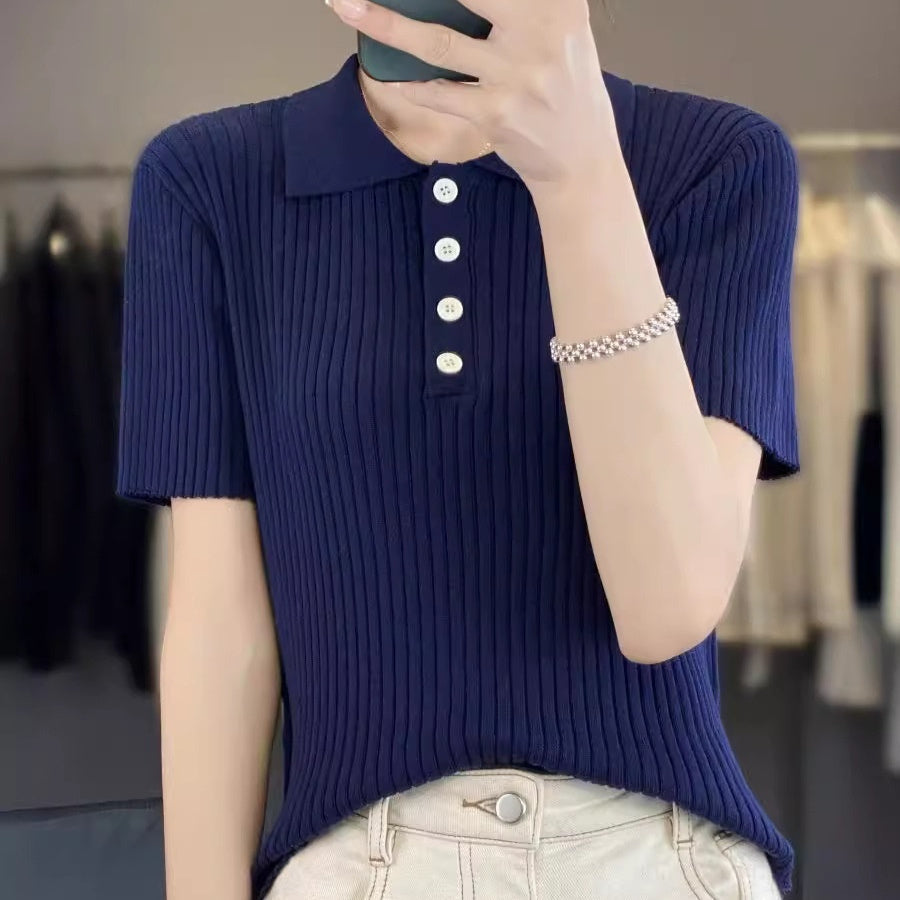 Marineblaues, hohl gestreiftes Kurzarm Polo-Shirt